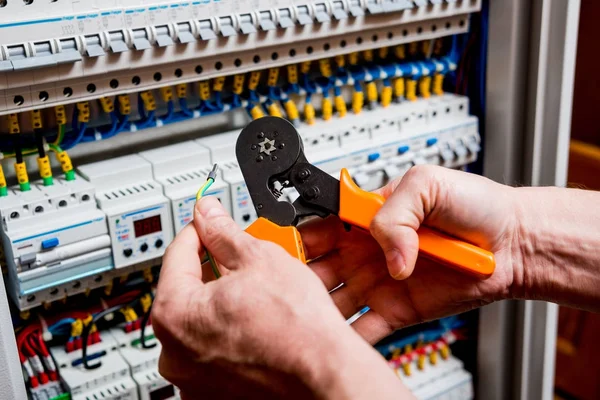 Repareren Van Schakelbord Spanning Met Automatische Schakelaars — Stockfoto