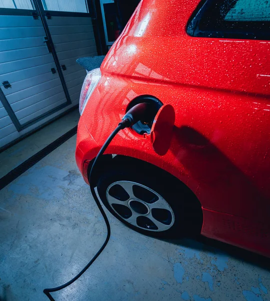 Carregando Veículo Elétrico Serviço Carro Futuro Automóvel Cores Vermelhas — Fotografia de Stock