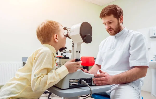 Synoptophor Schielbehandlung Schieltest Orthoptik Arzt Führt Strabismus Untersuchung Durch — Stockfoto