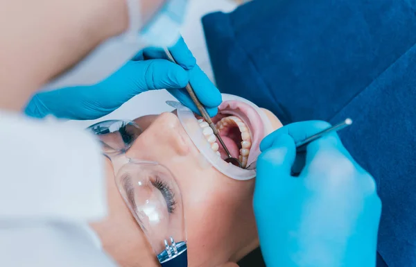 Tratamento Dentário Com Expansor — Fotografia de Stock