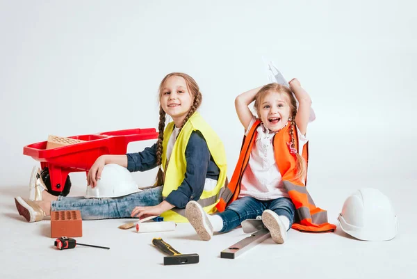 Två Små Glada Flickor Med Flätor Spelar Reparation Eller Konstruktion — Stockfoto
