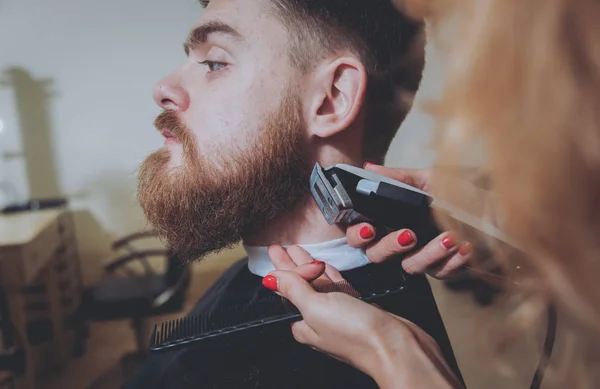 美容師は 若い男の髪型 — ストック写真