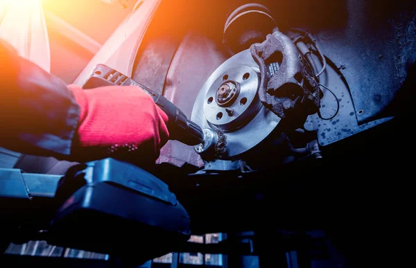 Limpieza del freno de disco en el coche, en proceso de sustitución de neumáticos nuevos . — Foto de Stock