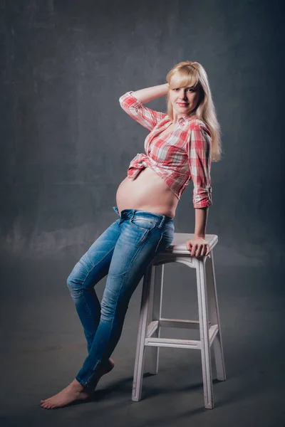 Studio Obrázek Krásná Těhotná Blondýnka Kostkované Košili Modré Džíny — Stock fotografie