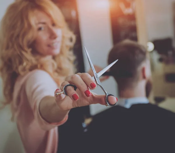 Peluquería Hace Peinado Para Hombre Joven — Foto de Stock