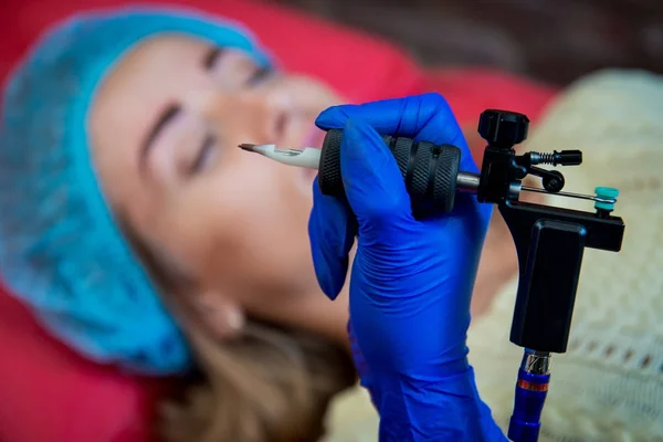 Professionele Tatoeëerder Maakt Tatoeage Wenkbrauw Een Meisje Esthetische Geneeskunde — Stockfoto