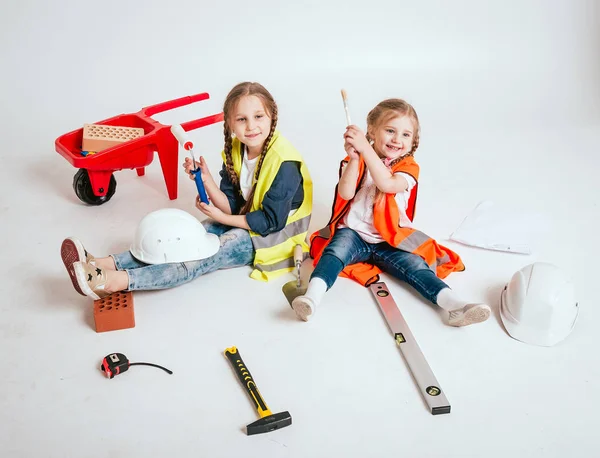 Due Piccole Ragazze Allegre Con Trecce Che Giocano Riparazione Costruzione — Foto Stock