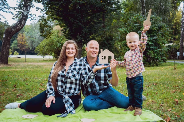 Ung Familj Och Deras Son Med Reklamskyltar Park — Stockfoto