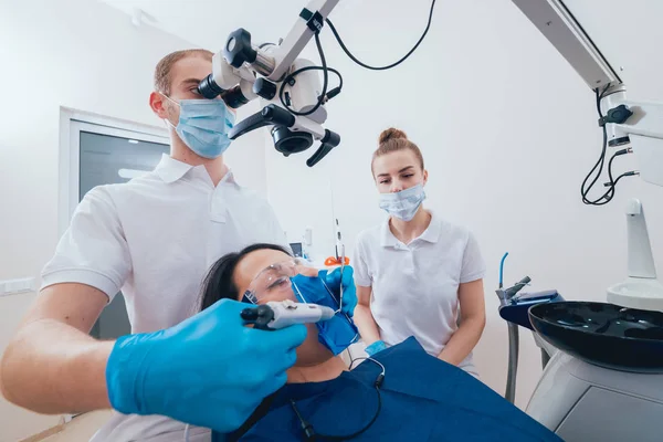 Endodontik Tedavi Sırasında Obturation Kök Kanal Modern Teknoloji — Stok fotoğraf