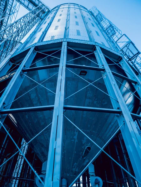 Silos Modernos Para Armazenar Colheita Grãos Agricultura Ângulo Baixo — Fotografia de Stock