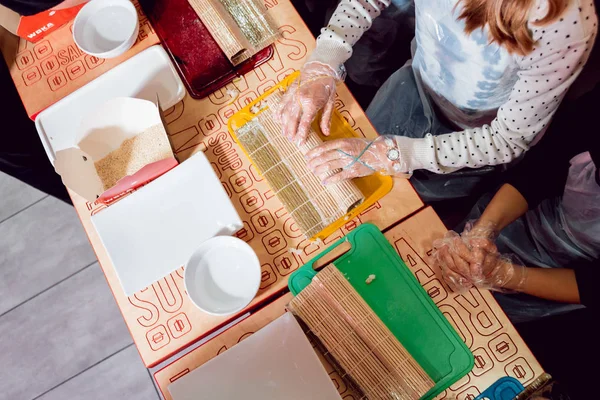 Děti Připravit Sushi Rohlíky Master Class Restauraci — Stock fotografie