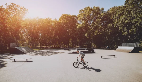 Joven Jinete Bmx Realizando Trucos Skatepark —  Fotos de Stock