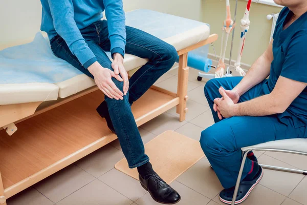 Patient Mit Orthopäde Seiner Praxis Knieverletzung — Stockfoto