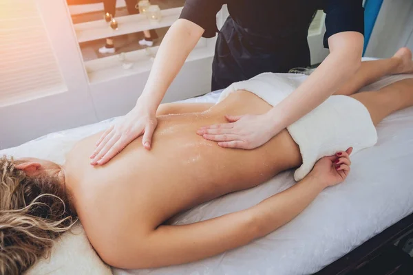 Jeune Fille Relaxe Spa Massage Corporel — Photo