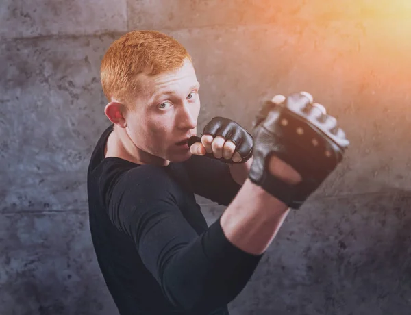 Junge Kämpferin Posiert Studio Vor Grauer Wand — Stockfoto