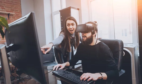 Hombre Joven Con Mujeres Trabajadoras Oficina Creativas Probando Gafas Divirtiéndose — Foto de Stock