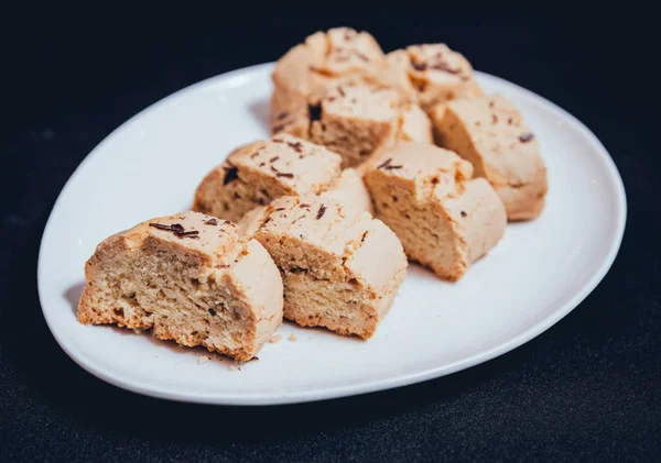 Galletas francesas con mermelada en el plato blanco . — Foto de Stock