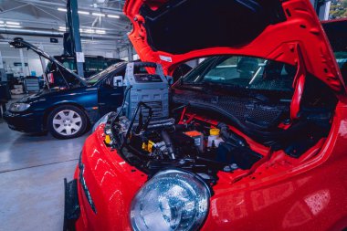 Izgaralı araba açık kukuleta ile. Elektrikli araba motoru ayrıntıları. Pil.