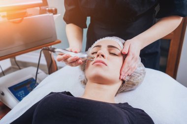 Genç kız Spa'da rahatlatıcı bir şey. Physiotheraphy.