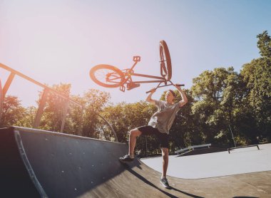 Bmx sürücüsü hileci vasıl skatepark gerçekleştirme.
