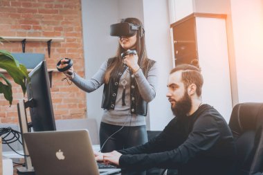 Vr gözlük test ve having fun kadın yaratıcı Ofis çalışanları ile genç adam