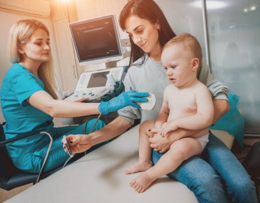 Anne olarak ultrason Tanı ile doktor ve bebek kız. Tıbbi malzeme. Ultrason.