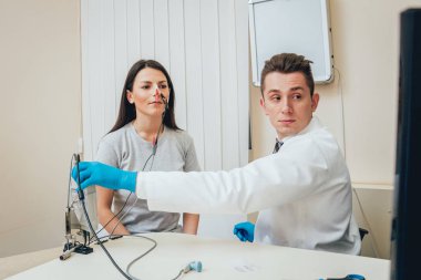 Hasta sinirleri elektromiyografi ile test ediliyor. Tıbbi muayene. EMG