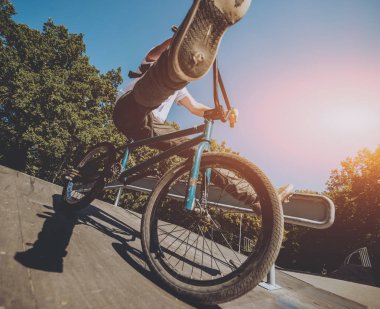 Genç Bmx sürücüsü hileci vasıl skatepark gerçekleştirme.