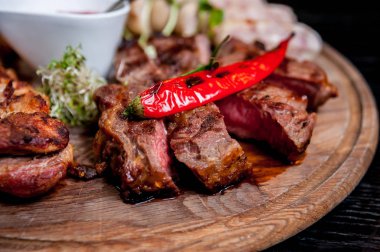 Et soslu bir tabağa dilimlenmiş