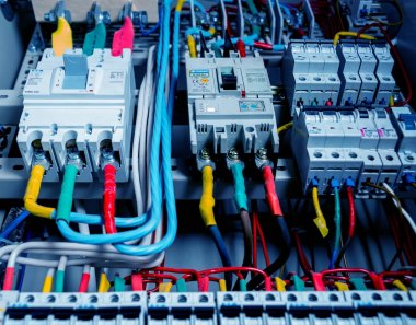 Elektrik donatımı ayrıntıları. Cabels, kontrol panelleri.