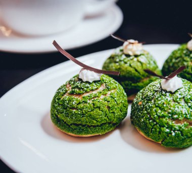 Plaka üzerinde yeşil sır profiterol