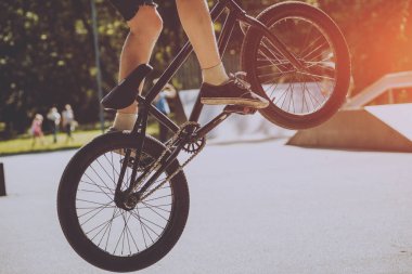 Genç Bmx sürücüsü hileci vasıl skatepark gerçekleştirme.