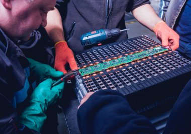 Elecric motorlu pilleri şarj. Pil bir elektrikli araç motorunun sökülmesi. Araba Servisi