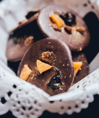 Beyaz tabakta chokolate ile Fransız tanımlama.