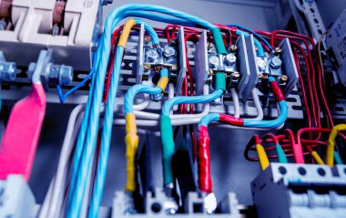 Elektrik donatımı. Kablolar ve izolatörler.