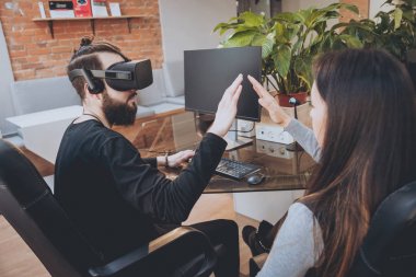 Vr gözlük test ve having fun kadın yaratıcı Ofis çalışanları ile genç adam