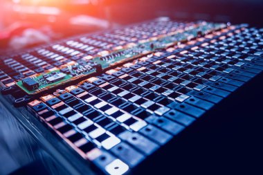 Elecric motorlu pilleri şarj. Pil bir elektrikli araç motorunun sökülmesi. Araba Servisi