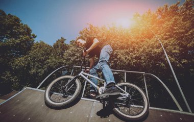 Genç Bmx sürücüsü hileci vasıl skatepark gerçekleştirme.