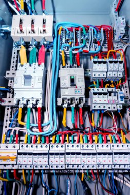 Elektrik donatımı. Çok renkli cabels ve anahtarlayıcıları.