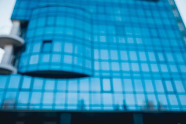 Ofis Binası. Arka planda gökyüzü günbatımı