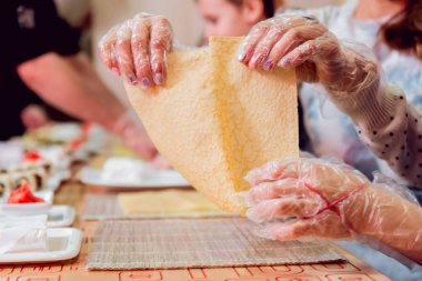 Çocuklar suşi ve rulo hazır olun. -Ustalık restoranda.
