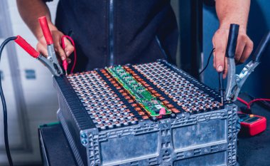 Elecric motorlu pilleri şarj. Pil bir elektrikli araç motorunun sökülmesi. Araba Servisi