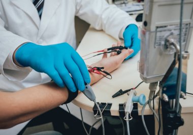 Hasta sinirleri elektromiyografi ile test ediliyor. Tıbbi muayene. EMG