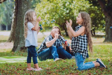 Büyük genç aile parkta iyi vakit geçiriyor.