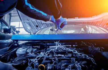 Servis istasyonu motora onarılıyor. Araba tamiri. Arka plan