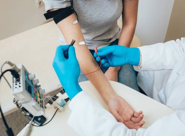 Hasta sinirleri elektromiyografi ile test ediliyor. Tıbbi muayene. EMG