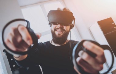 Sanal gerçeklik giyen sakallı genç adam ofiste gözlükler