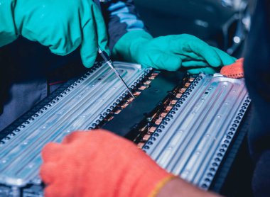 Elecric motorlu pilleri şarj. Pil bir elektrikli araç motorunun sökülmesi. Araba Servisi