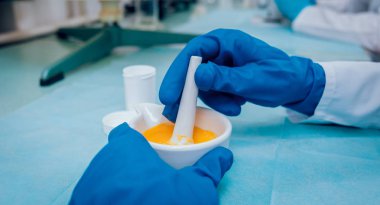 Laboratuvar çalışmalarında bilim teknisyeni.