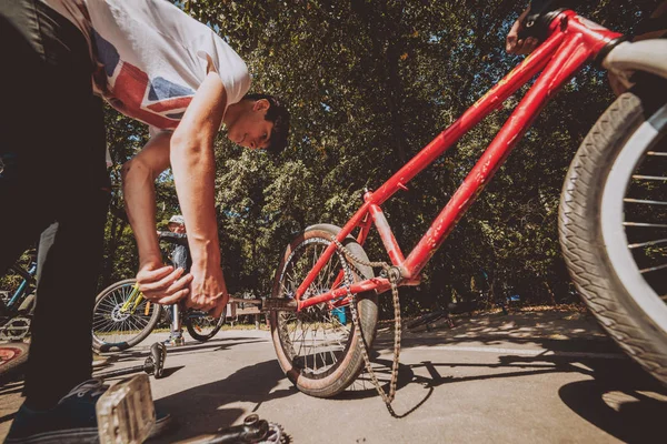 Έφηβος Ιππασίας Ένα Bmx Πάρκο Skate — Φωτογραφία Αρχείου